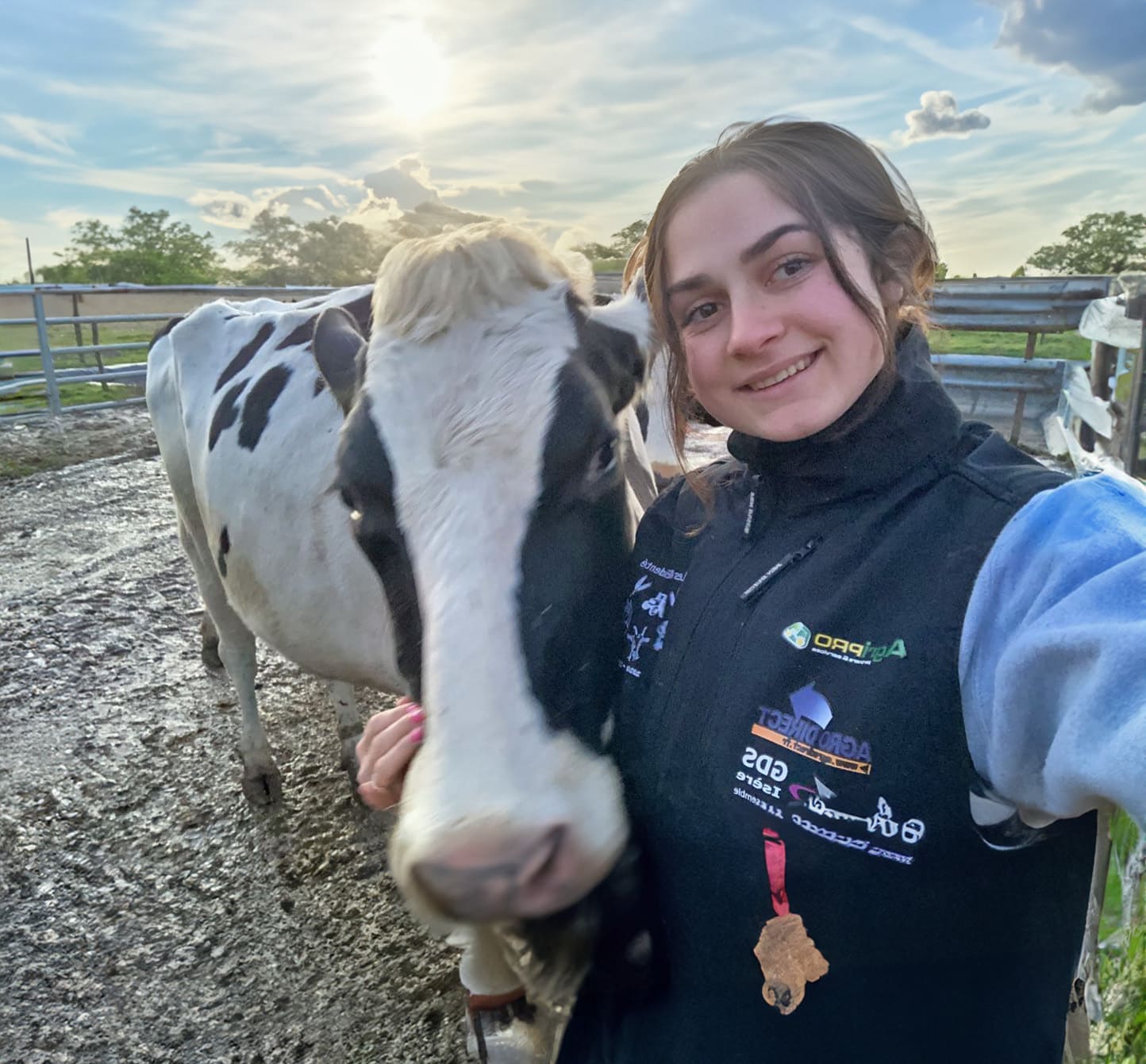 fille-selfie-avec-vache-ferme-coucher-soleil