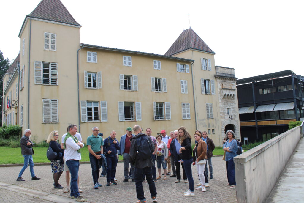 Visite d'une délégation autrichienne devant le château